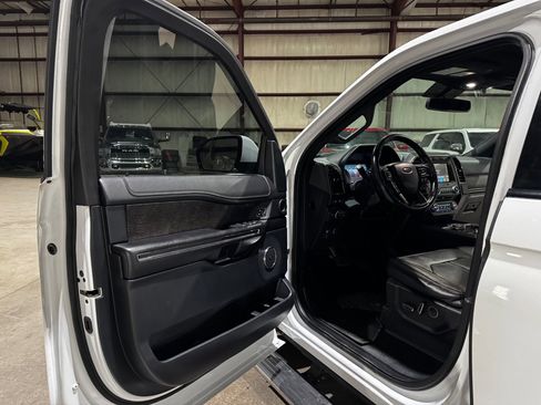 Used 2018 Ford Expedition Limited image 12