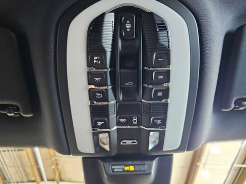 Used 2023 Porsche Macan AWD/4WD image 33