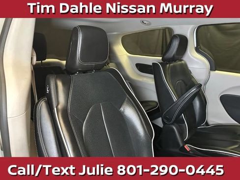 Used 2023 Chrysler Pacifica Limited FWD image 19