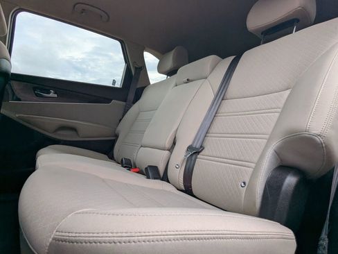 Used 2019 Kia Sorento FWD image 12