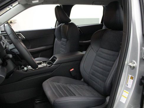 New 2025 Mitsubishi Outlander SE image 7