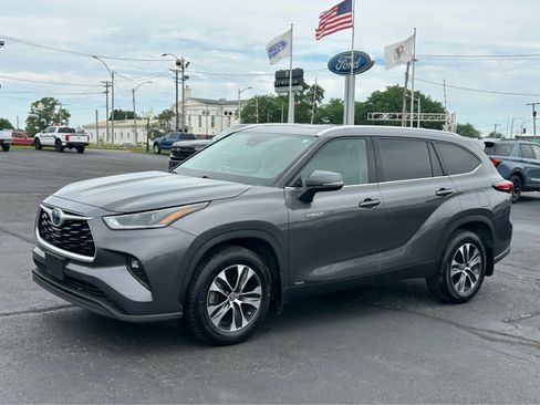 Used 2021 Toyota Highlander XLE AWD/4WD image 2