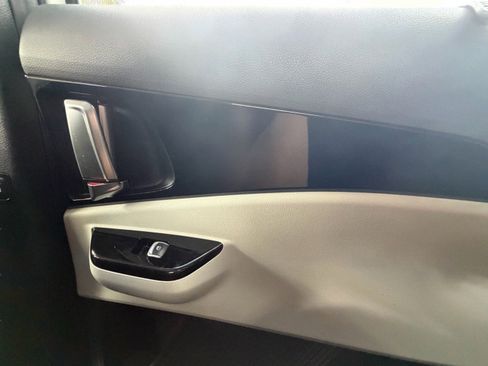 Used 2023 Kia Carnival EX FWD image 33