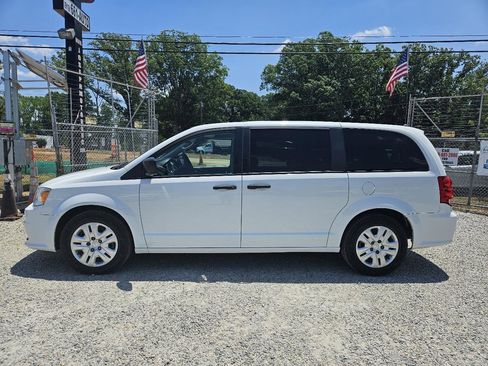 Used 2019 Dodge Grand Caravan SE FWD image 2