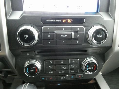 Used 2017 Ford F150 Platinum w/ Equipment Group 701A Luxury image 10