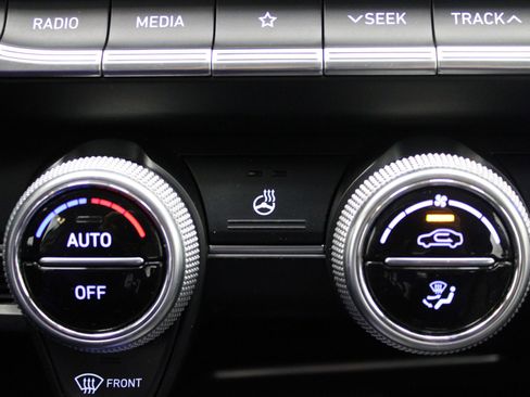 Used 2019 Genesis G70 2.0T Advanced AWD/4WD image 38