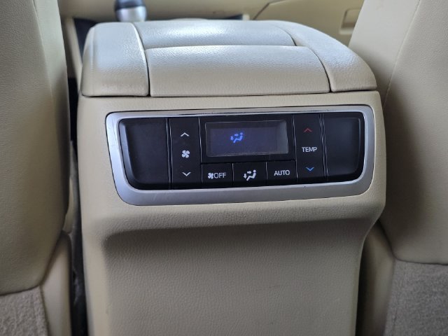 Used 2019 Toyota Highlander XLE FWD image 18