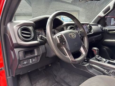 Used 2018 Toyota Tacoma TRD Sport image 12