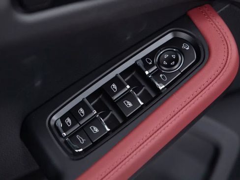 Certified 2026 Porsche Macan AWD/4WD image 24