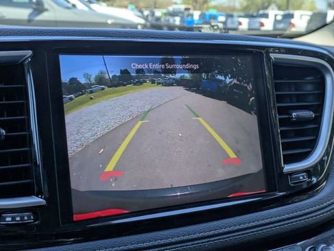 Used 2023 Chrysler Pacifica Limited image 25