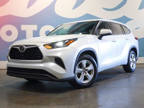 Used 2022 Toyota Highlander L FWD image 28