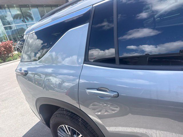 Used 2026 Chevrolet Traverse LT FWD image 5