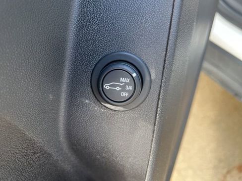 Used 2018 Chevrolet Equinox LT image 17