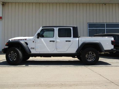Used 2024 Jeep Gladiator Mojave AWD/4WD image 11
