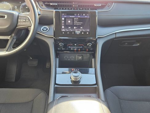 Used 2024 Jeep Grand Cherokee Laredo image 10