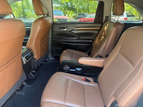 Used 2018 Toyota Highlander Limited FWD image 12