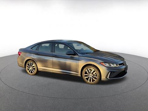 Used 2025 Volkswagen Jetta SE image 2