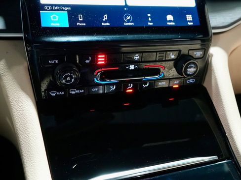 Used 2023 Jeep Grand Cherokee L Limited w/ Black Appearance Package image 20