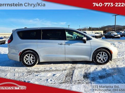 Used 2023 Chrysler Pacifica Touring-L image 32