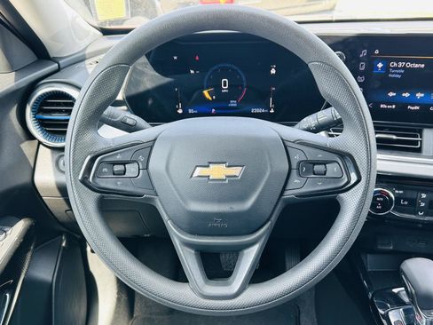 Used 2025 Chevrolet Trax LT FWD image 12