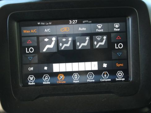 Used 2018 Jeep Renegade Altitude FWD image 20