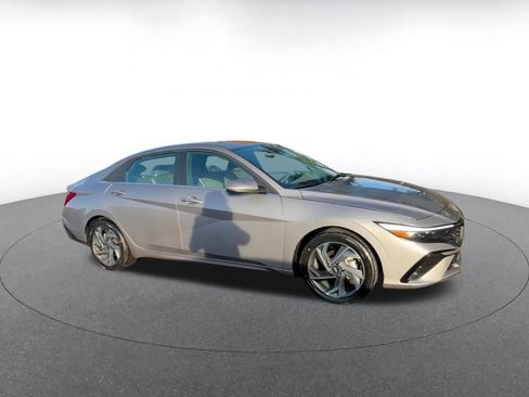 Used 2025 Hyundai Elantra SEL image 2