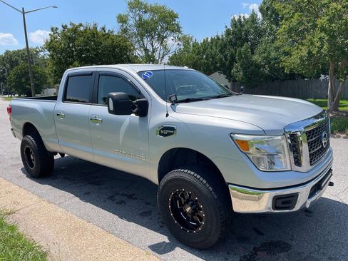 Used 2017 Nissan Titan SV image 8