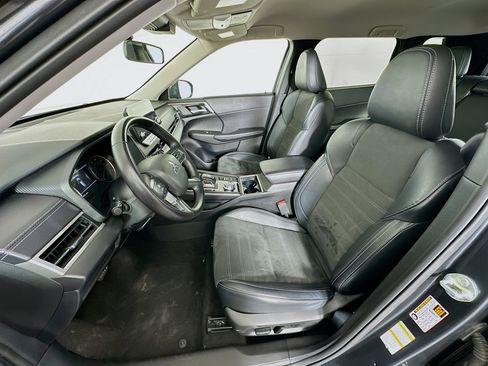 Used 2024 Mitsubishi Outlander SE image 13