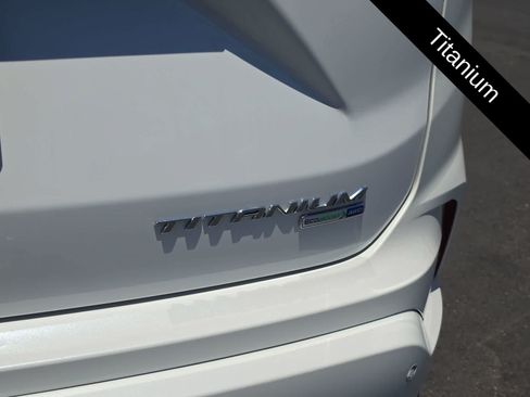 Used 2020 Ford Edge Titanium w/ Equipment Group 301A AWD/4WD image 32