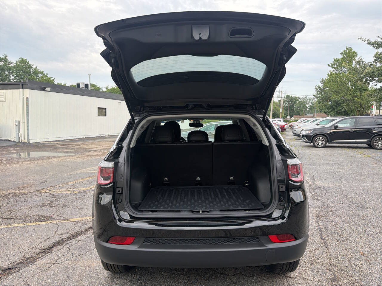 Used 2018 Jeep Compass Latitude w/ Cold Weather Group FWD image 24
