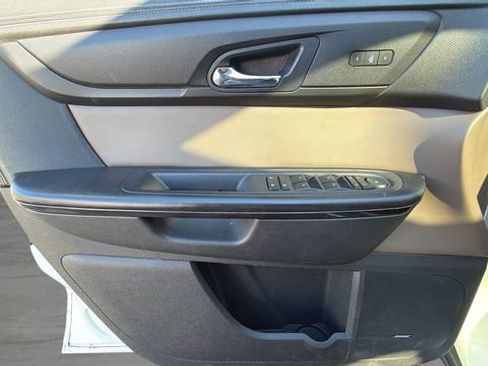 Used 2014 GMC Acadia SLT image 17