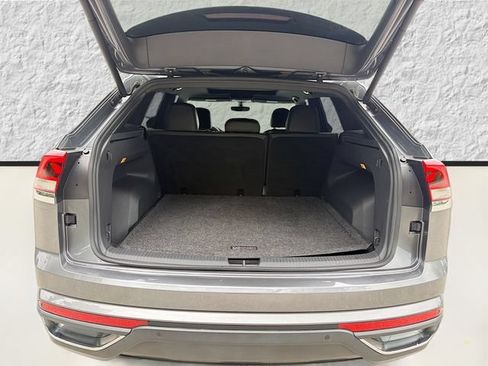 Used 2020 Volkswagen Atlas Cross Sport SE w/ Panoramic Sunroof Package FWD image 12