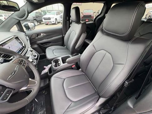 New 2026 Chrysler Pacifica Select image 11