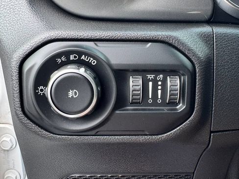 Used 2021 Jeep Wrangler Unlimited Sahara w/ Uconnect 4C Nav & Sound Group AWD/4WD image 32