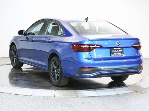 Used 2024 Volkswagen Jetta SE w/ Panoramic Sunroof Package image 5