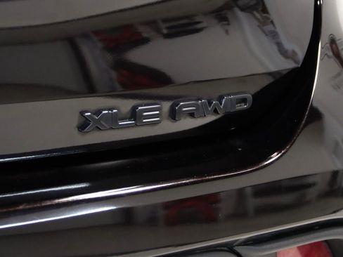 Used 2021 Toyota Highlander XLE image 12