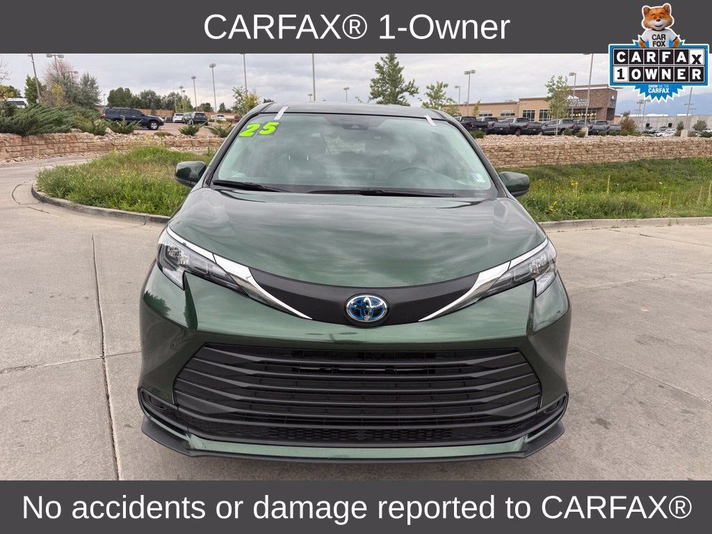 Used 2025 Toyota Sienna LE AWD/4WD image 2