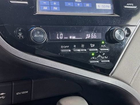 Used 2018 Toyota Camry XLE FWD image 14