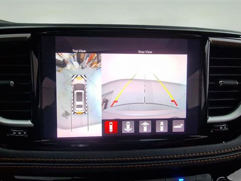 Used 2023 Chrysler Pacifica Pinnacle FWD image 19