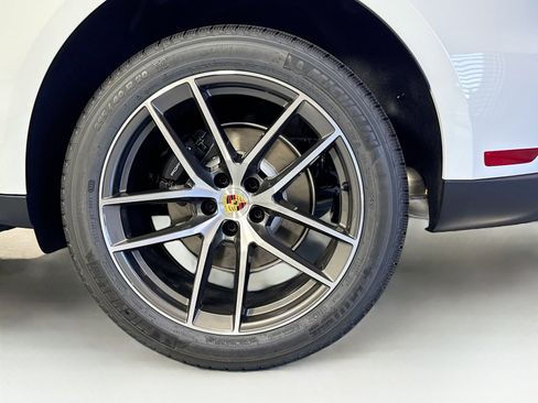 Certified 2025 Porsche Macan AWD/4WD image 25