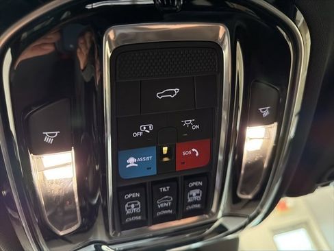 Used 2022 Jeep Grand Cherokee Overland image 12