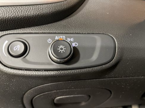 Used 2021 Chevrolet Trax LT w/ LT Convenience Package image 16