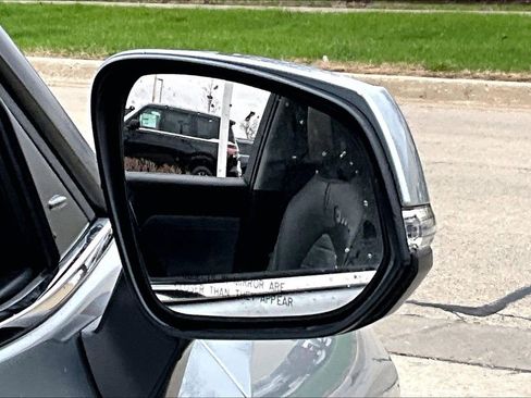 Used 2021 Toyota Highlander XLE AWD/4WD image 23