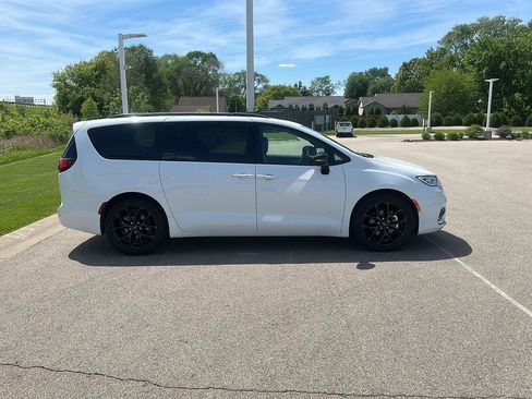 Used 2025 Chrysler Pacifica Limited FWD image 2