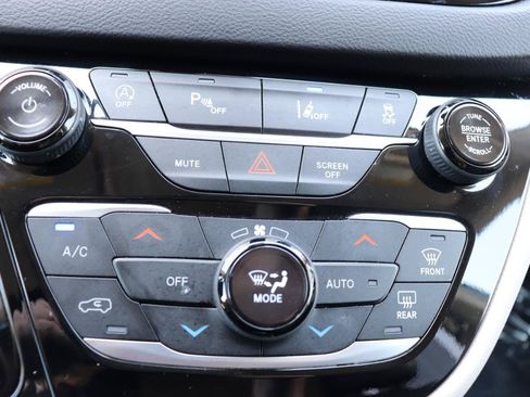 Used 2024 Chrysler Pacifica Touring-L FWD image 42