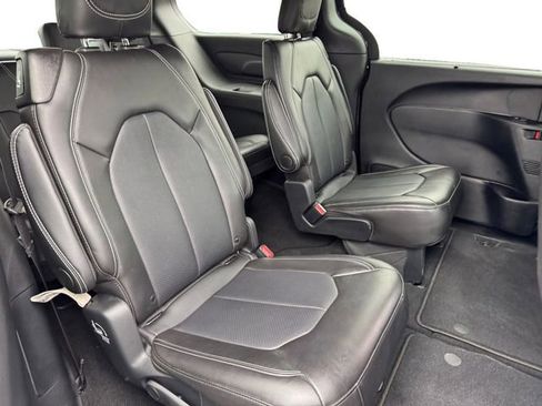 Certified 2025 Chrysler Pacifica Select image 19