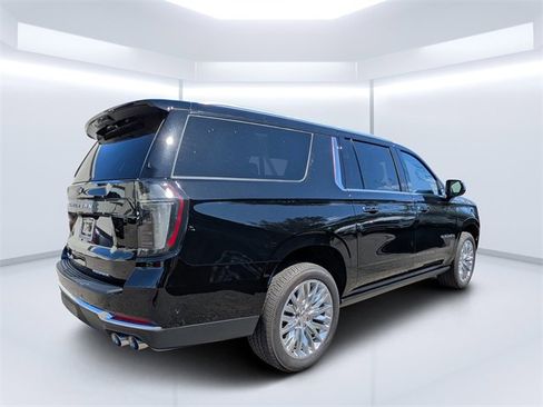 Used 2025 Chevrolet Suburban Premier image 3