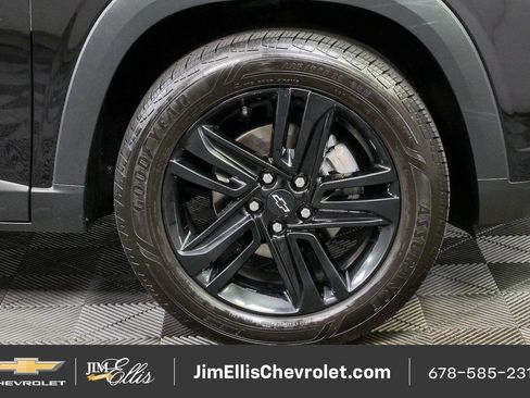 Certified 2025 Chevrolet Trax RS w/ Sunroof Package FWD image 35
