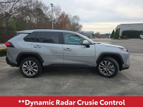 Used 2021 Toyota RAV4 XLE Premium image 10