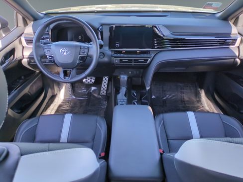 Used 2025 Toyota Camry SE image 10